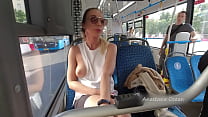 Una ragazza cavalca un autobus pubblico con seni nudi