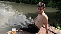 Vojta chillt am Teich und ein zufälliger Typ kommt vorbei und bietet ihm Geld an, um seinen Arsch zu ficken - BigStr