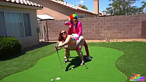 Джули Джинджер обыграла клоуна Гибби в игре в мини-гольф, и вот что произошло
