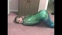 Fetischküken liebt es, mit ihrer rasierten Muschi in grünes Plastik gehüllt zu werden