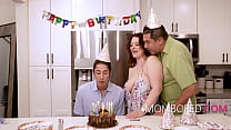 MILF scopata dal figliastro per il suo compleanno davanti a suo marito - Emmy Demur