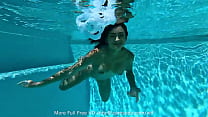 Camsoda - アマチュアの若い女性がお気に入りのディルドで水中でオナニー