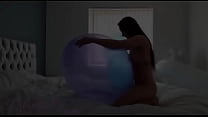 Die süße junge Frau reibt und reibt ihre feuchte Muschi an riesigen Luftballons