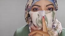 La moglie araba dell'hijab si masturba silenziosamente fino all'orgasmo estremo in Niqab REAL SQUIRT mentre il marito è via