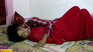インドの美しいメイドとサーとの驚くべきXXXホットセックス！最新のバイラルセックス