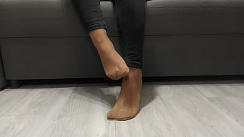 Monika Nylon mostra le sue gambe con calze di nylon nude dopo un'intera giornata di indossare