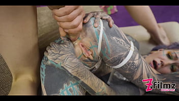 garota tatuada obtém ANAL fodido até as bolas profundamente com 0% de buceta