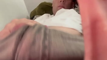 YouTube Star McHenry Cruiser se branle et fait lécher son sperme par une milf mature