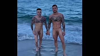 Ángel gomez y leo parraguez desnudo en la playa