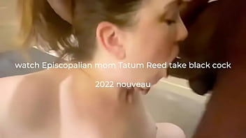L'elegante blogger di Waspy Mom Tatum Reed succhia e scopa un cazzo nero che ha incontrato da Bumble