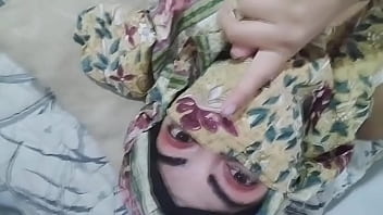 Esposa árabe MILF tesão hijab se masturba esguichando buceta para orgasmo molhado enquanto marido reza em outro quarto