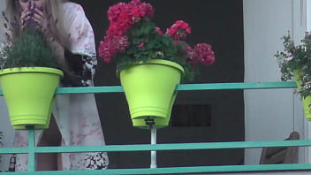 Блондинка горячая соседка случайно засветила свою киску на балконе