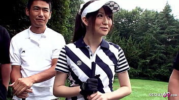 Un professeur et d'autres mecs parlent à une jeune japonaise de Blowbang lors d'une leçon de golf