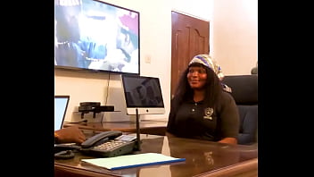 Durchgesickertes Video eines College-Jobagenten, der eine Lehrerbewerberin in seinem Büro fickt, bevor er ihren Job gibt, sehen Sie zu, wie sie über den ganzen Schreibtisch spritzt (Sehen Sie sich das vollständige Video auf RED an)