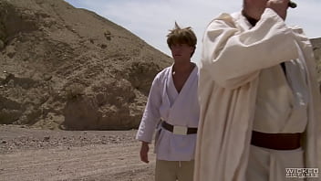 Wicked - Obi Wan enfonce sa bite Obi dans le cul d'une fille de sable PLEINE SCÈNE
