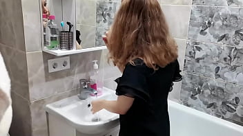 Sexy Mädchen spielen mit Wasserstrahl und fingern ihre Muschi, nachdem sie sich in der Badewanne gewaschen haben