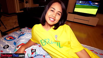 かわいいタイの若い女性 Lily Koh と一緒にワールドカップを観戦しました。