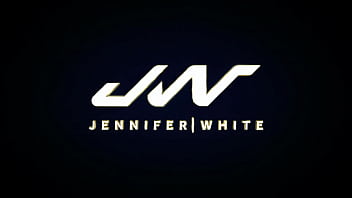 Jennifer White prend une bite très épaisse