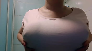 Auf Brustwarzen spucken und T-Shirt benetzen, als nächstes komm mit mir unter die Dusche