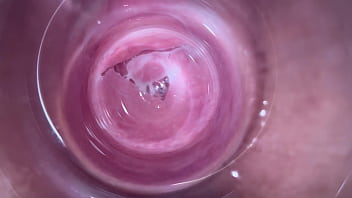 Câmera no fundo da vagina cremosa da jovem