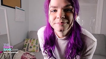 Mujer joven pálida de cabello púrpura tiene un orgasmo tembloroso mientras sus bragas están metidas en su coño | el banco panty - bragas usadas