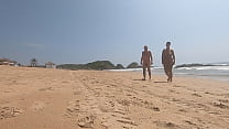 裸で自由に歩き、公共のヌーディスト ビーチで楽しむ