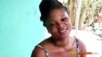 Une prostituée congolaise au gros cul lèche lentement une grosse bite noire