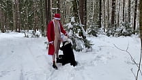 クリスマスのための冬のトゥインク マティとエイデンの裸の屋外フェラ