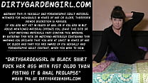 Dirtygardengirl en chemise noire baise son cul avec un gode poing puis fisting et prolapsus anal