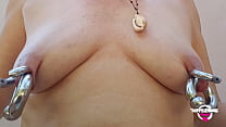 nippleringlover 欲求不満の熟女がピアスのおっぱいをポンピングし、屋外で極端なピアスの乳首に大きな二重リングを挿入します