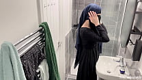 OH MON DIEU! Je ne savais pas que les filles arabes faisaient ça. J'ai surpris une fille arabe musulmane en hijab en train de se masturber sous la douche.