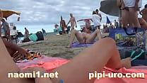 девушка мастурбирует на пляже