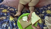 My anal eats a delicious sandwich prepared in her ass hole