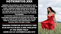 La fantastica pornostar Hotkinkyjo prende una bottiglia blu nel culo e prolasso anale nel campo verde