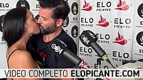 Elo Podcast beija Mery Martinez no pescoço na sala picante
