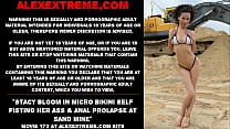 Stacy Bloom en micro bikini se fisting le cul et le prolapsus anal à la mine de sable