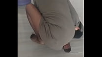 Donna matura in calze di nylon turbanli pulisce i pavimenti