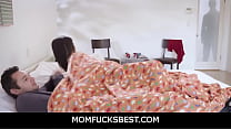 MomFucksBest - Hermanastra joven de grandes tetas seduce a su hermanastro de gran polla después de que el padrastro se va - Savannah Sixx