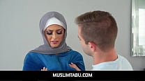 MuslimTabu - ヒジャーブの大きなお尻の若い女性が新しい方法を学ぶ