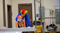 Ebony Pornstar Jasamine Banks é fodida em uma lavanderia movimentada por Gibby The Clown