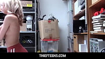 ThiefTeens-Golden Blondie と Petite Kiara Cole がモールの警官の机の上でかがむ