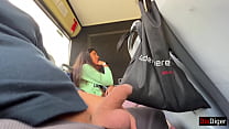 Незнакомая девушка дрочила и сосала мой член в общественном автобусе, полном людей