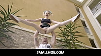 SmallHoe-Tiny Blonde jeune femme baisée par l'entraîneur pour une place dans l'équipe - Coco Lovelock