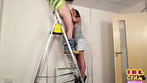 CFNM женское доминирование молодая женщина сосет член ремонтника на лестнице в любительском видео