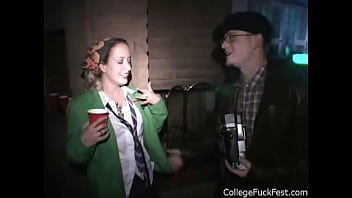 Une étudiante se fait baiser pendant que d'autres regardent lors d'une soirée Fuck Fest
