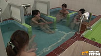 Ragazze giapponesi fanno una doccia e si fanno sditalinare da un ragazzo pervertito
