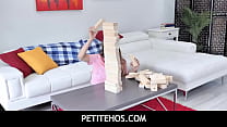 PetiteHos - Die kleine Süße Alita Lee spielt mit einigen riesigen Jenga-Blöcken