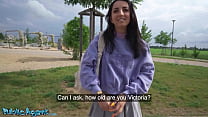 Agent public - une étudiante italienne mince et naturelle utilise ses beaux seins et son petit cul pour de l'argent rapidement