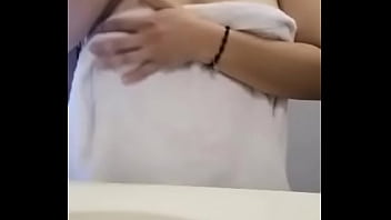 caméra cachée: fuite d'une vidéo maison d'une étudiante dans la salle de bain avec de gros seins.
