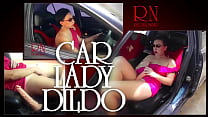 Una señora se masturba en un auto en un estacionamiento Provocando un clítoris con un consolador VIDEO COMPLETO